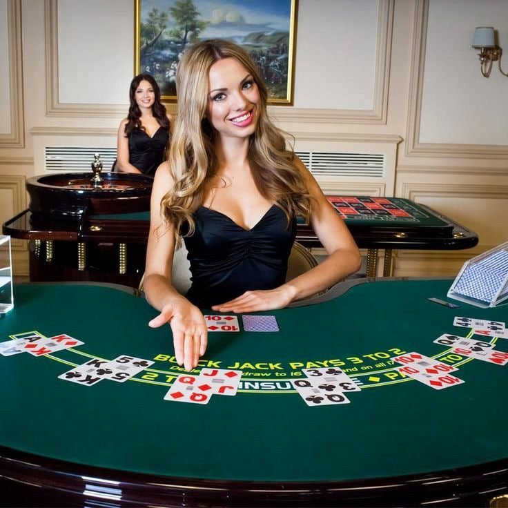 Antarmuka aplikasi hokibet888 menampilkan meja kasino langsung dan permainan slot di layar mobile