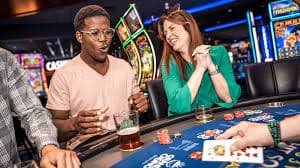 Antarmuka aplikasi hokibet888 Red Tiger Live Casino dengan meja blackjack multi-kamera